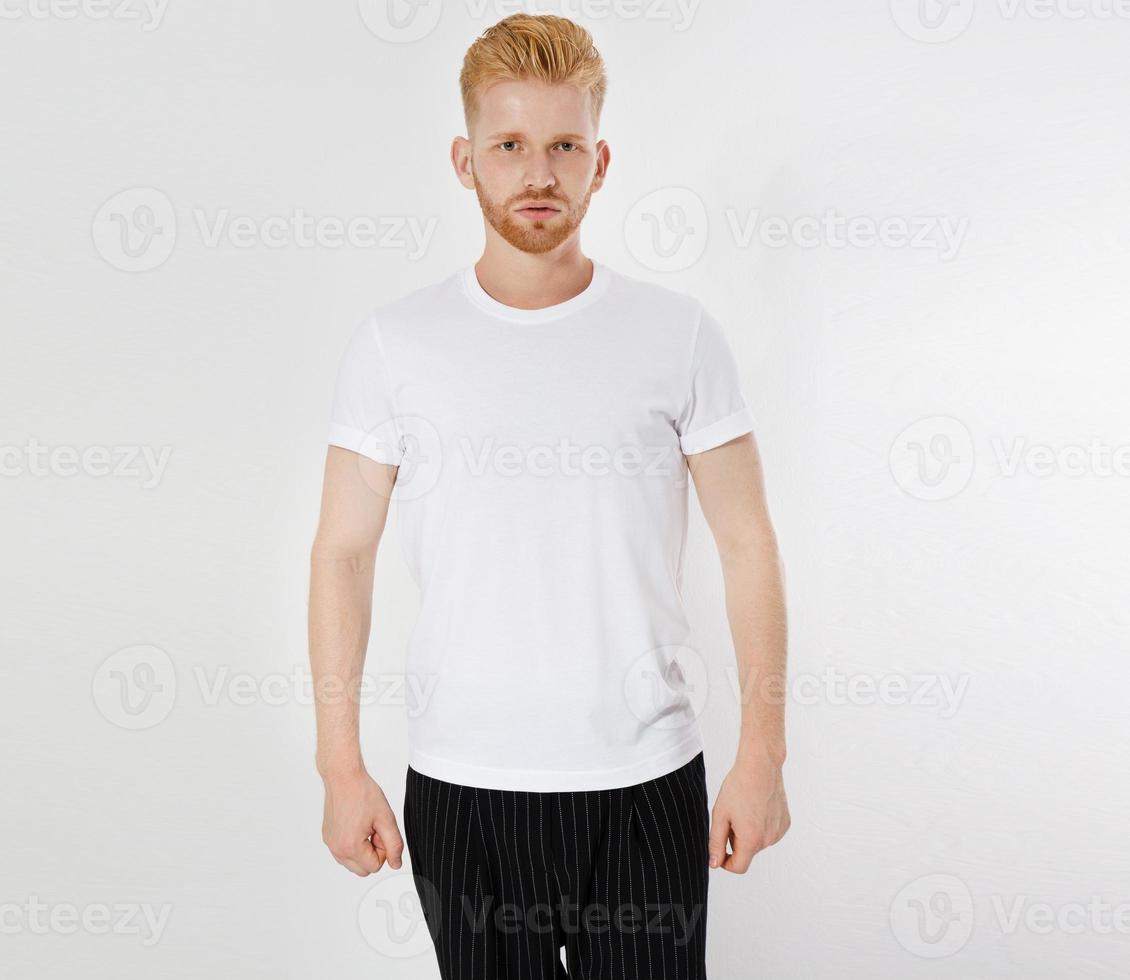 Homme en t-shirt blanc vue de face isolated over white photo