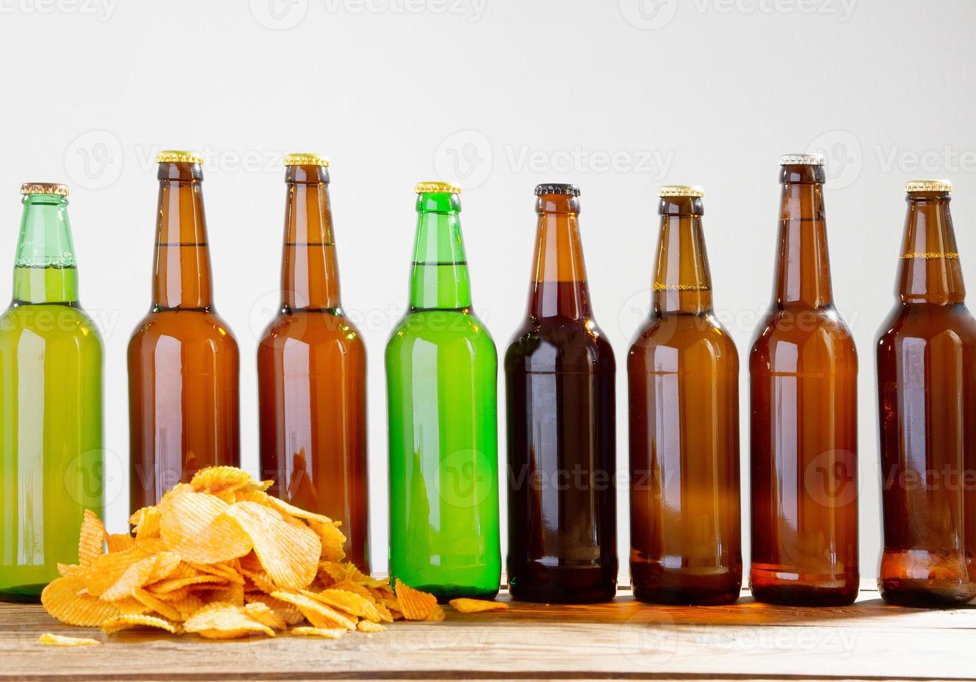 bouteilles de bière et croustilles sur une table en bois. vue de dessus. mise au point sélective. maquette. copiez l'espace.modèle. Vide. photo