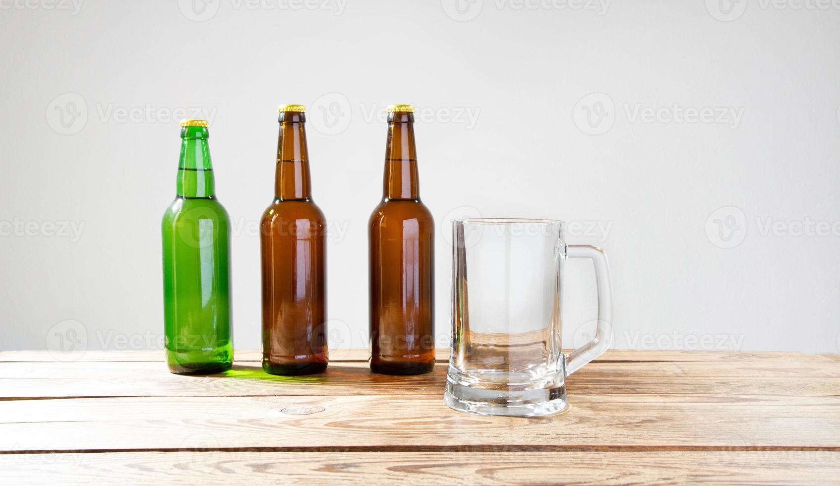 verre de bière sur table en bois, vue de dessus. bouteilles de bière. mise au point sélective. maquette. copiez l'espace.modèle. Vide. photo