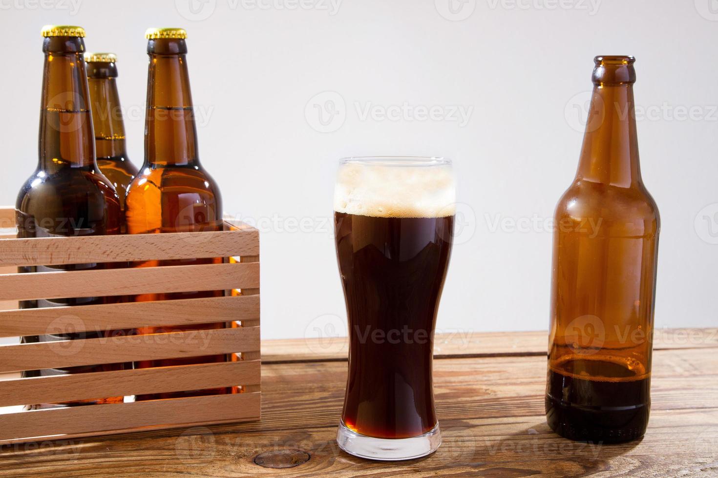verre de bière sur table en bois, vue de dessus. bouteilles de bière. mise au point sélective. maquette. copiez l'espace.modèle. Vide. photo