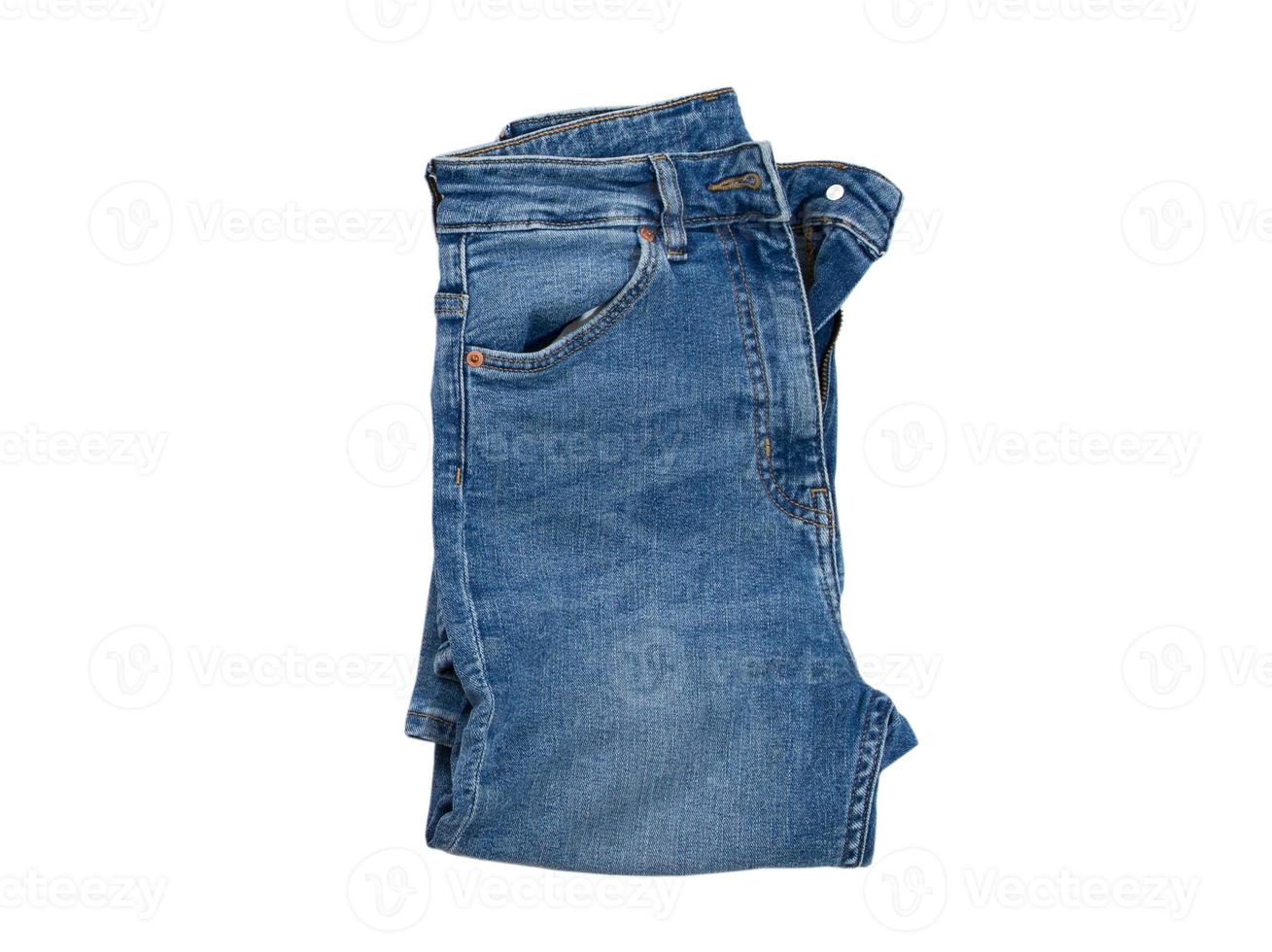 denim de près. jeans élégants bleus isolés sur fond blanc vue de dessus à plat, détail de jolis jeans bleus, texture de jeans ou arrière-plan denim, vêtements tendance, beauté et mode, concept de vêtements photo