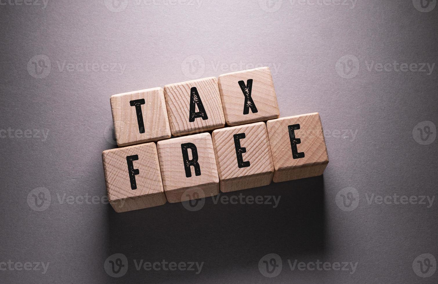 mot libre d'impôt avec des cubes en bois photo