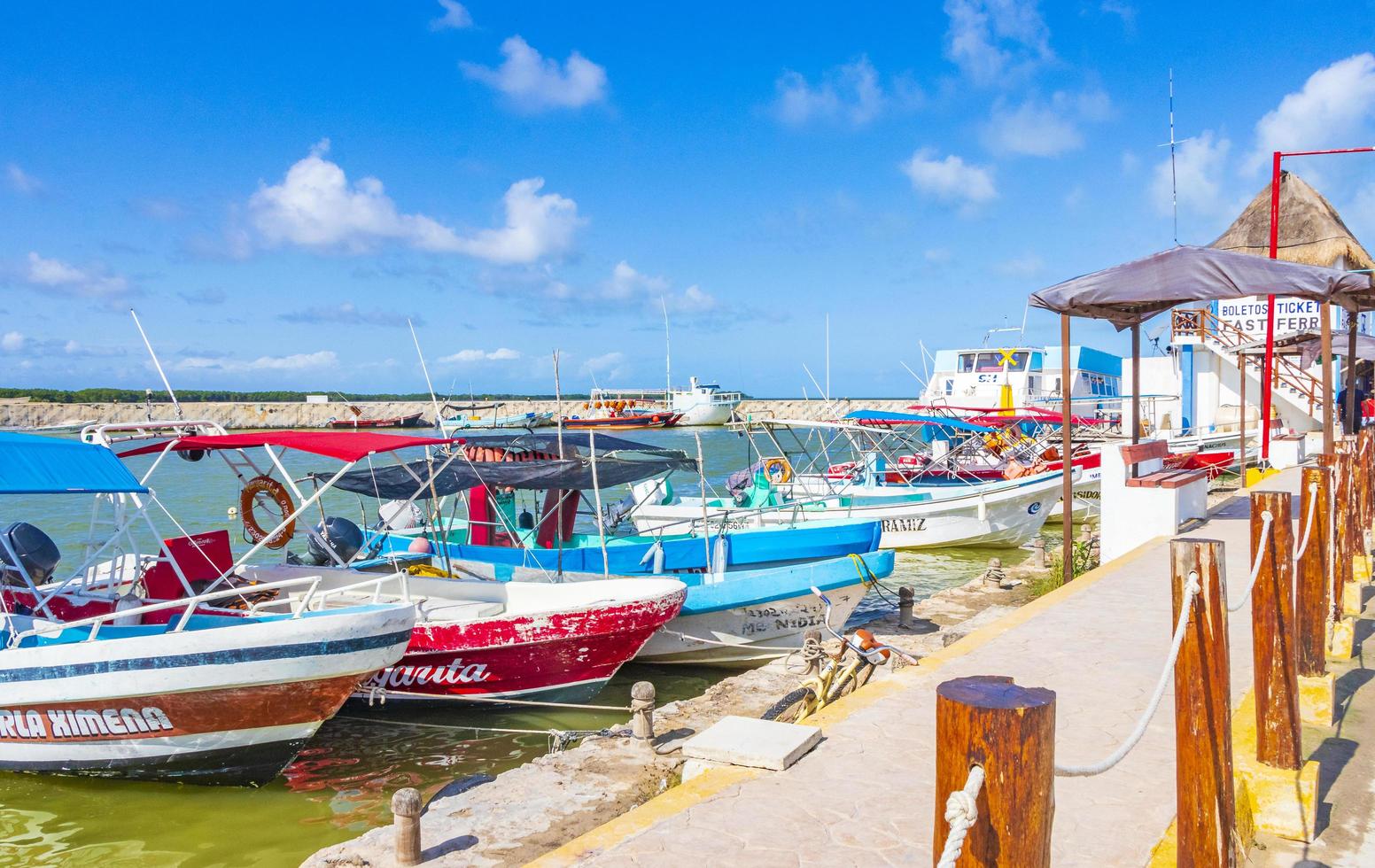 chiquila mexique 21. décembre 2021 panorama paysage bateaux port port ferries puerto de chiquila mexique. photo