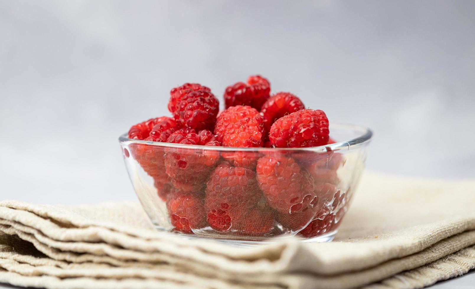 framboises fraîches dans un bol photo