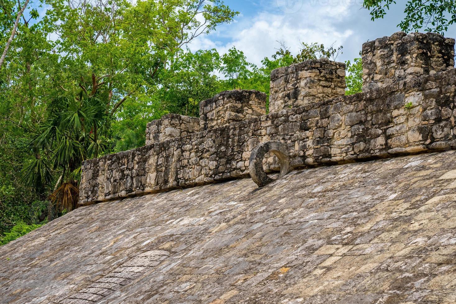 l'anneau de pierre sculpté haut dans le mur des ruines du grand terrain de balle photo