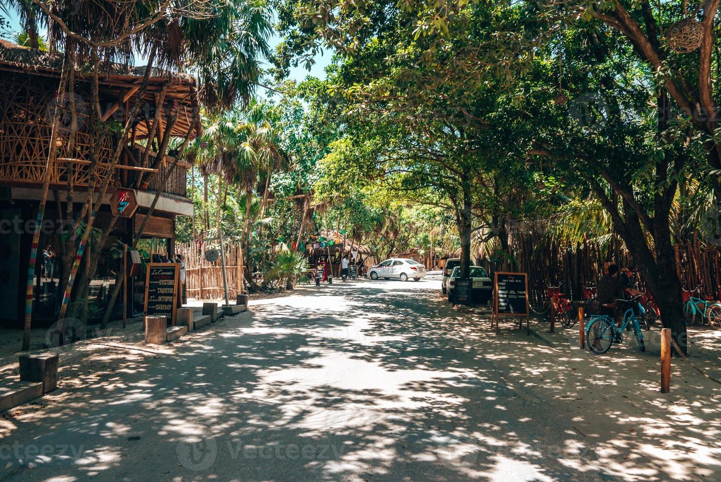 boutiques et restaurants au bord de la route près de la plage avec des vélos garés photo