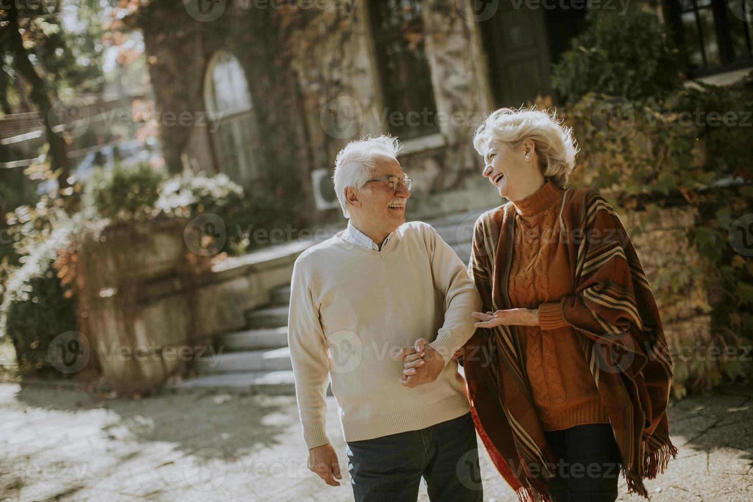 couples aînés, marche, dans, automne, parc photo