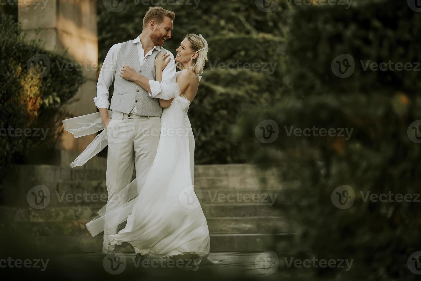 jeune couple de jeunes mariés photo