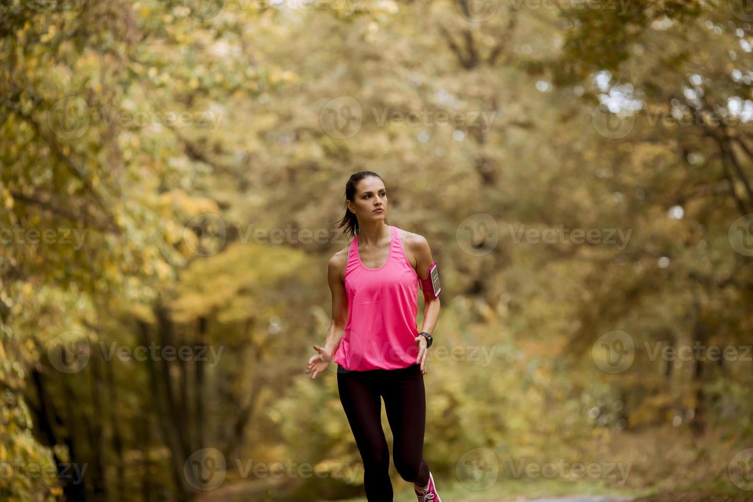 femme de forme physique en bonne santé s'entraînant pour le marathon à l'extérieur dans la ruelle photo