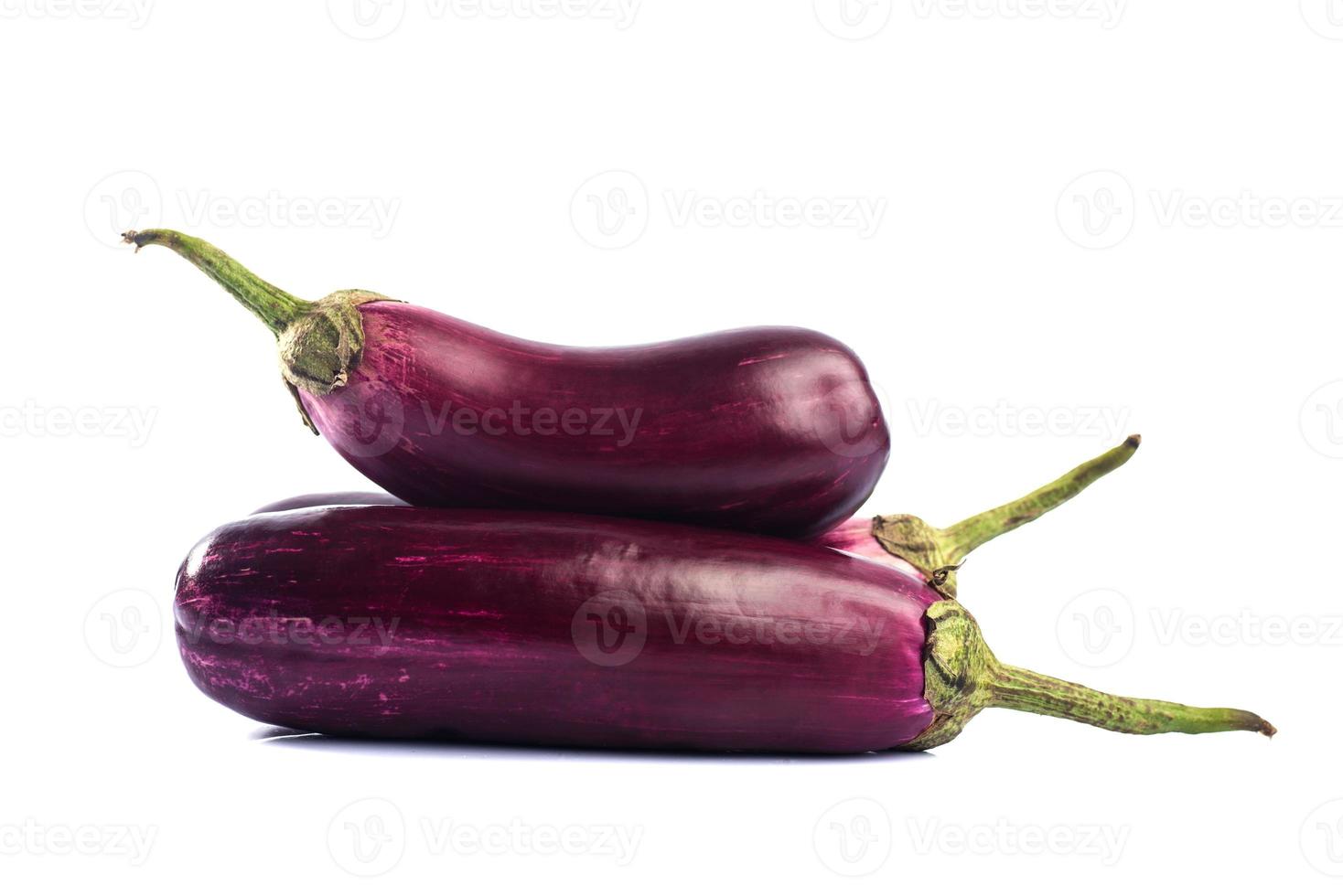 aubergine ou aubergine ou légume brinjal isolé sur fond blanc. photo