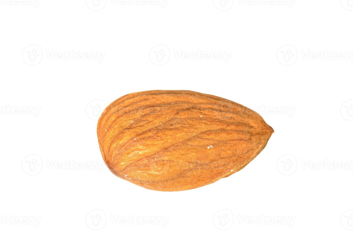 Noix d'amandes savoureuses isolés sur fond blanc photo