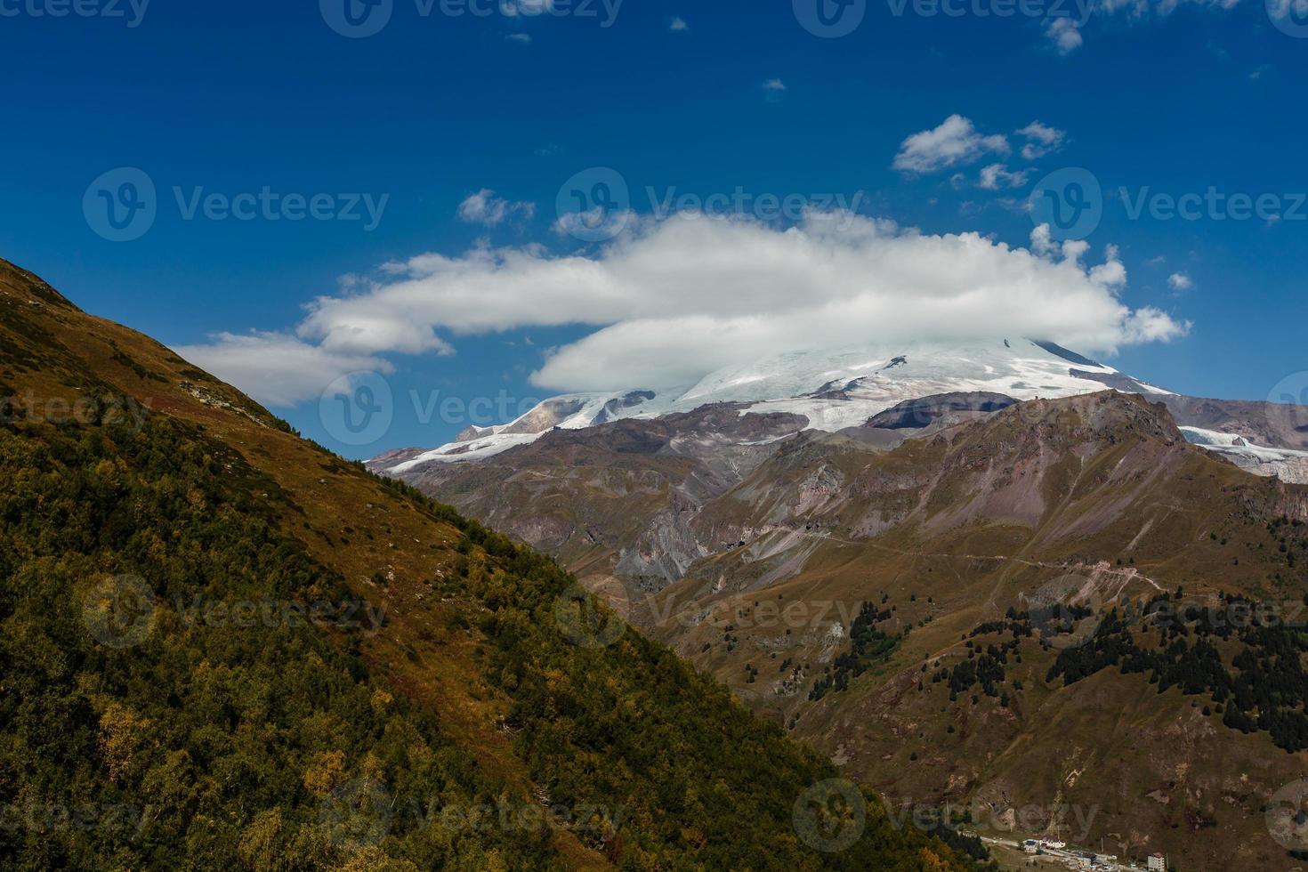 vue sur le mont elbrouz. la russie, le caucase. photo