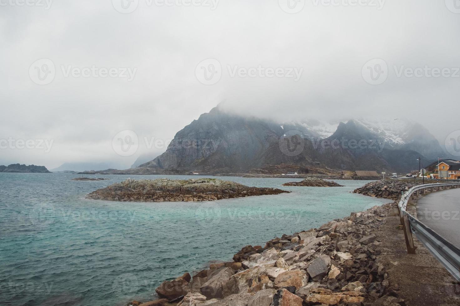 norvège montagnes et paysages sur les îles lofoten. paysage scandinave naturel. place pour le texte ou la publicité photo