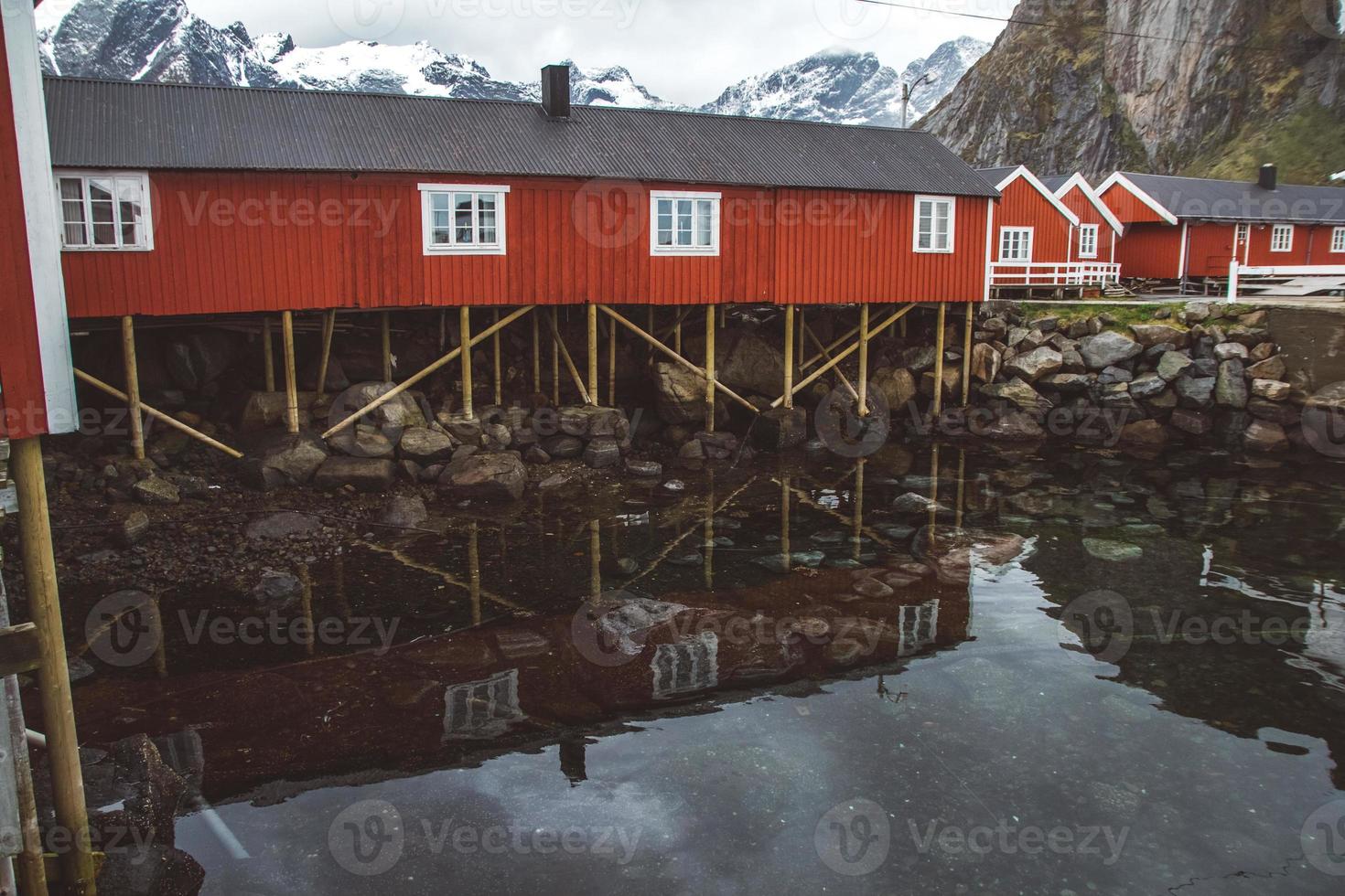 Norvège maisons et montagnes rorbu rochers sur paysage de fjord vue voyage scandinave îles lofoten. paysage scandinave naturel. photo