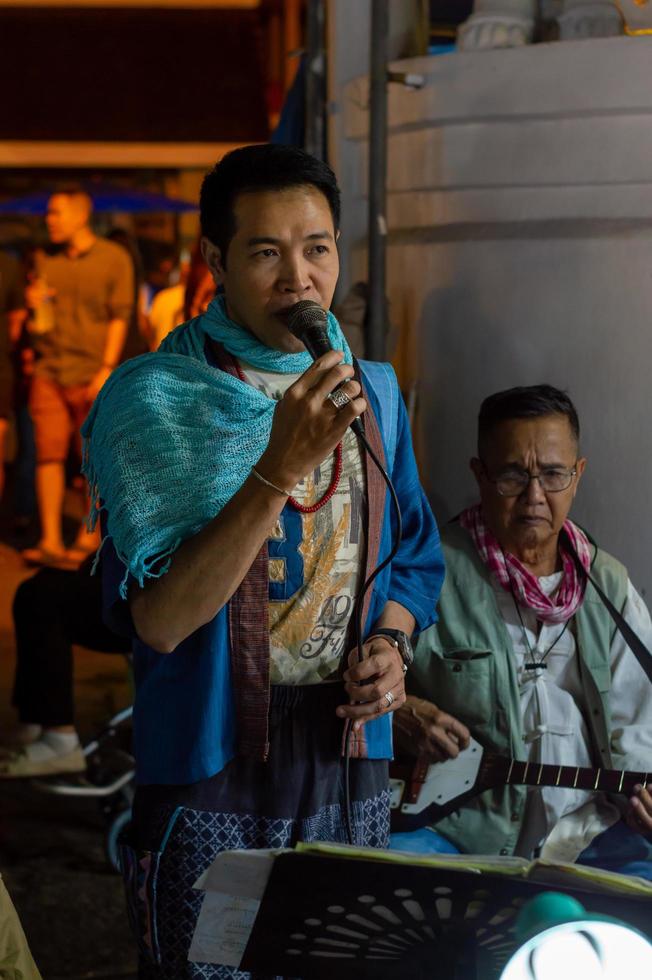 chiang mai walking street chiang mai thailand12 janvier 2020performance de rue sur chiang mai walking street, les touristes surfent des spectacles et prennent des photos avec des chants et d'autres performances.