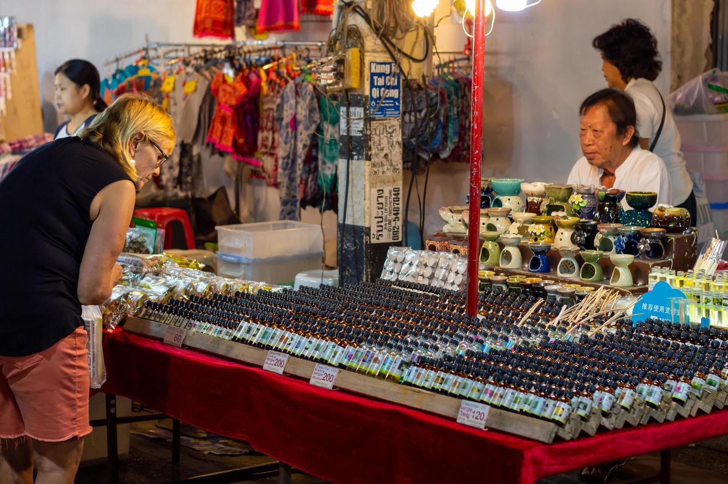 chiang mai walking street chiang mai thaïlande12 janvier 2020un marché d'artisanat local fabriqué à partir de soie céramiquemétalverrebois ou art et nourriture les touristes thaïlandais et les étrangers aiment marcher et faire du shopping photo