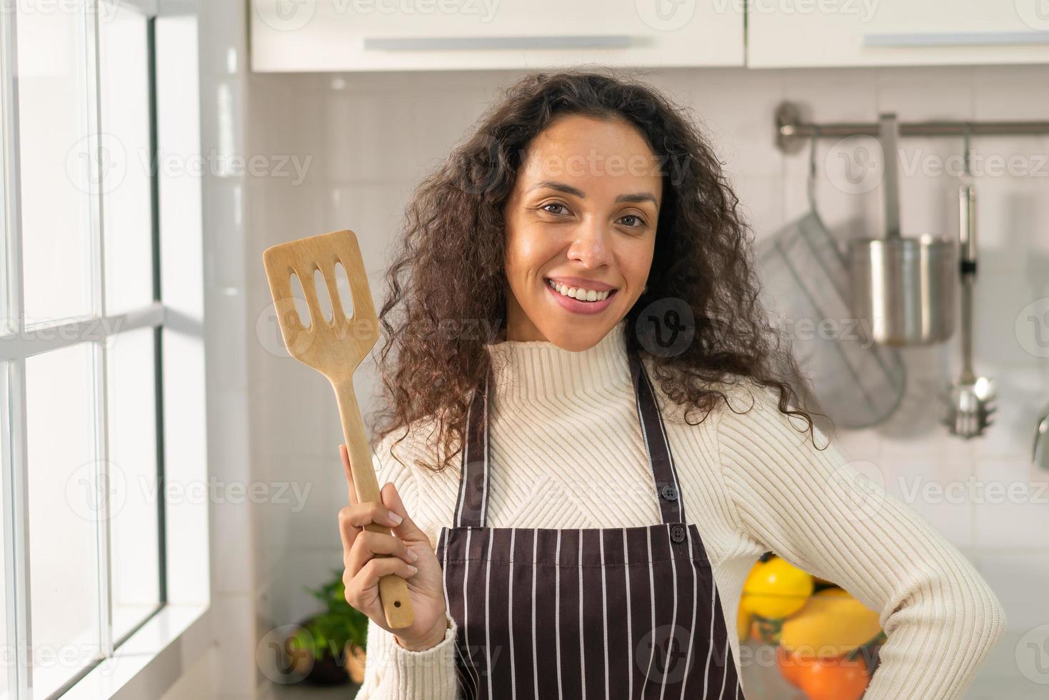 Portrait femme latine dans la cuisine photo