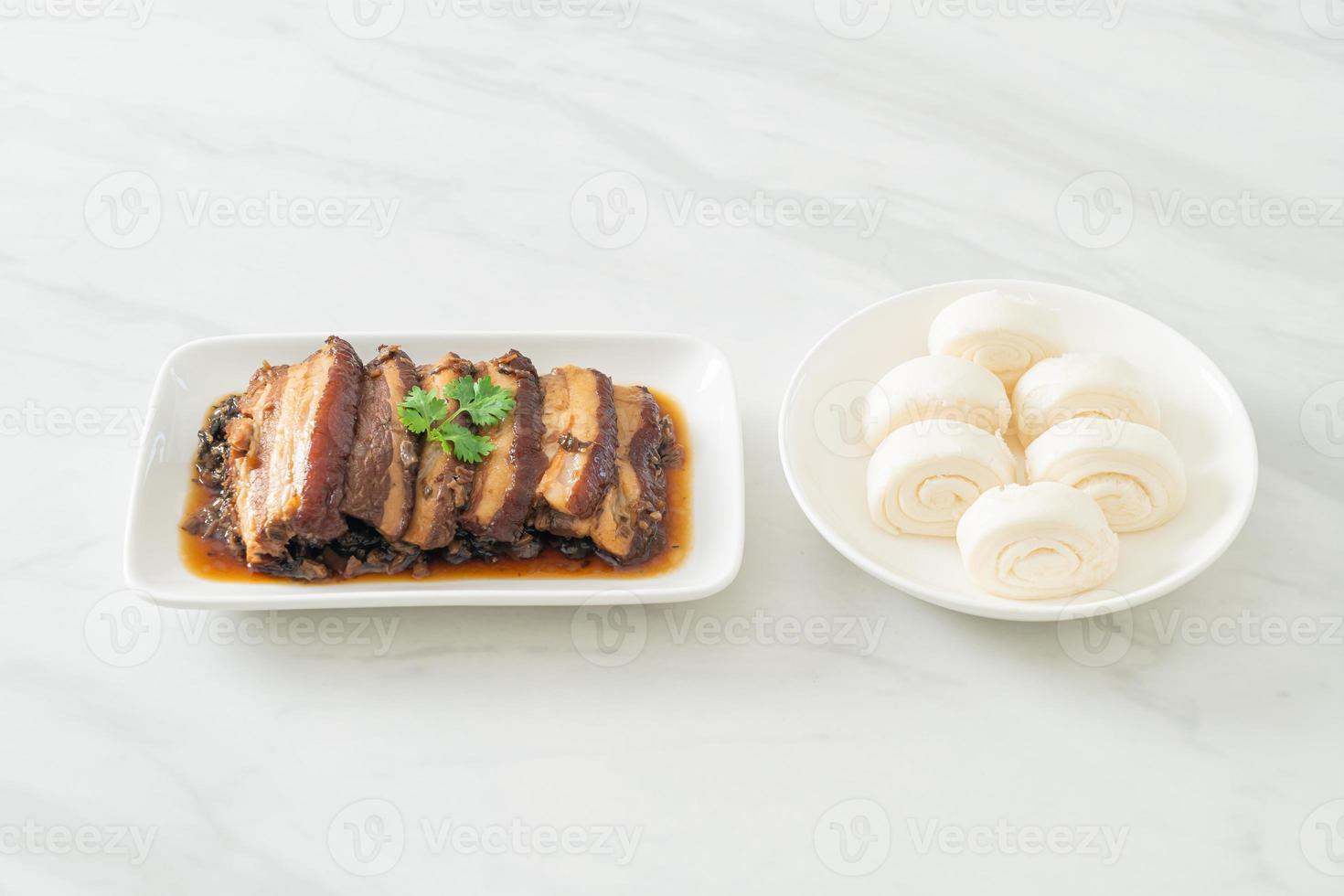 poitrine de porc à la vapeur avec des recettes de cubes de moutarde swatow ou mei cai kou rou photo