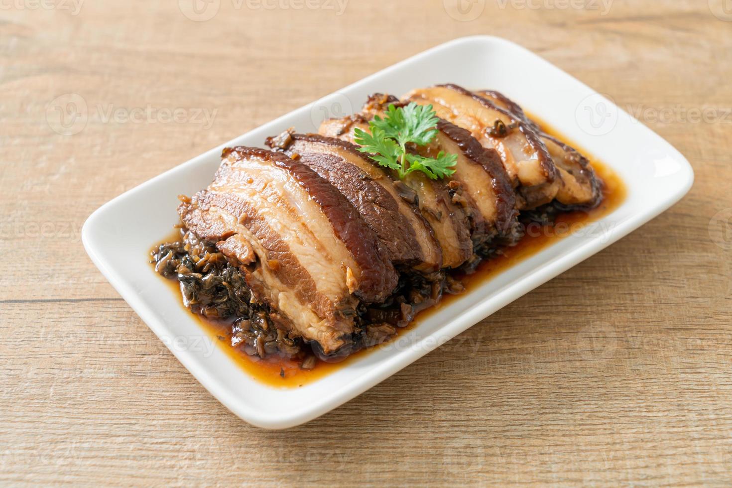 poitrine de porc à la vapeur avec des recettes de cubes de moutarde swatow ou mei cai kou rou photo