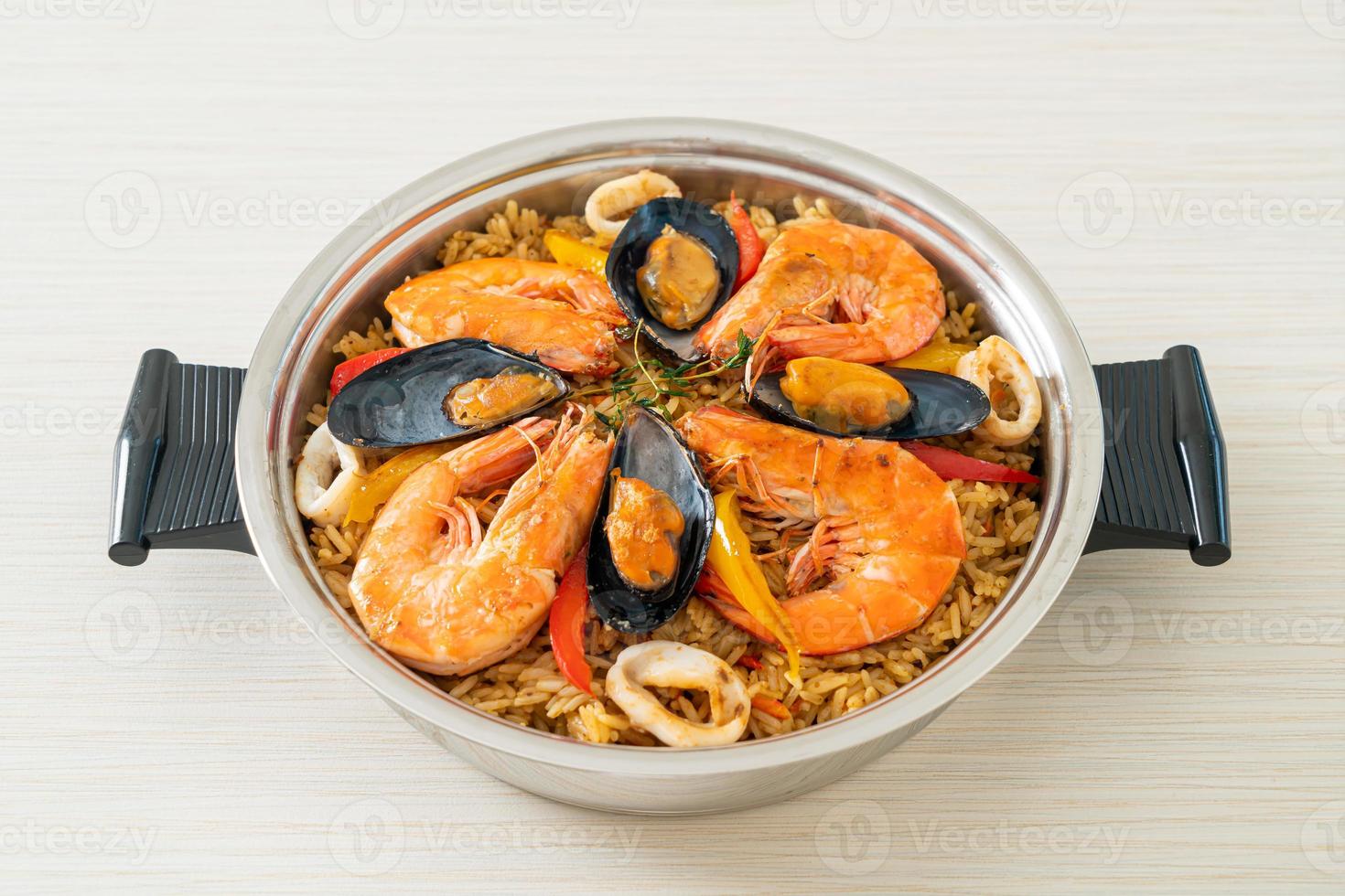 paella de fruits de mer aux crevettes, palourdes, moules sur riz au safran photo