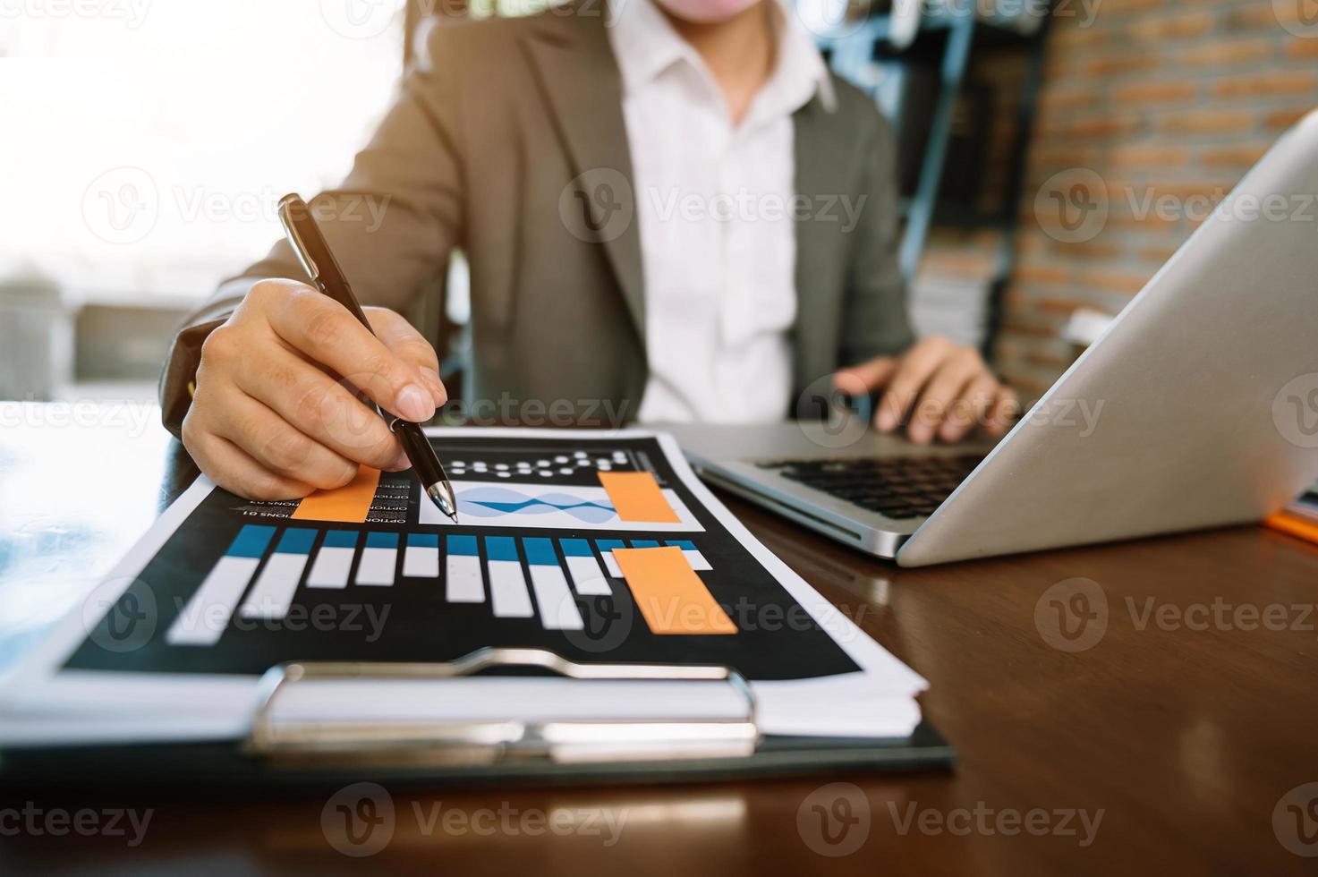 femmes comptant des pièces sur une calculatrice prenant de la tirelire. main tenant un stylo travaillant sur une calculatrice pour calculer sur le bureau le coût au bureau à domicile. photo