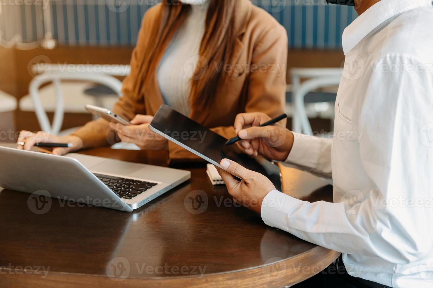 processus de remue-méninges au bureau ensoleillé. Les jeunes collègues travaillent ensemble au bureau moderne. Réunion d'équipe d'affaires, photo