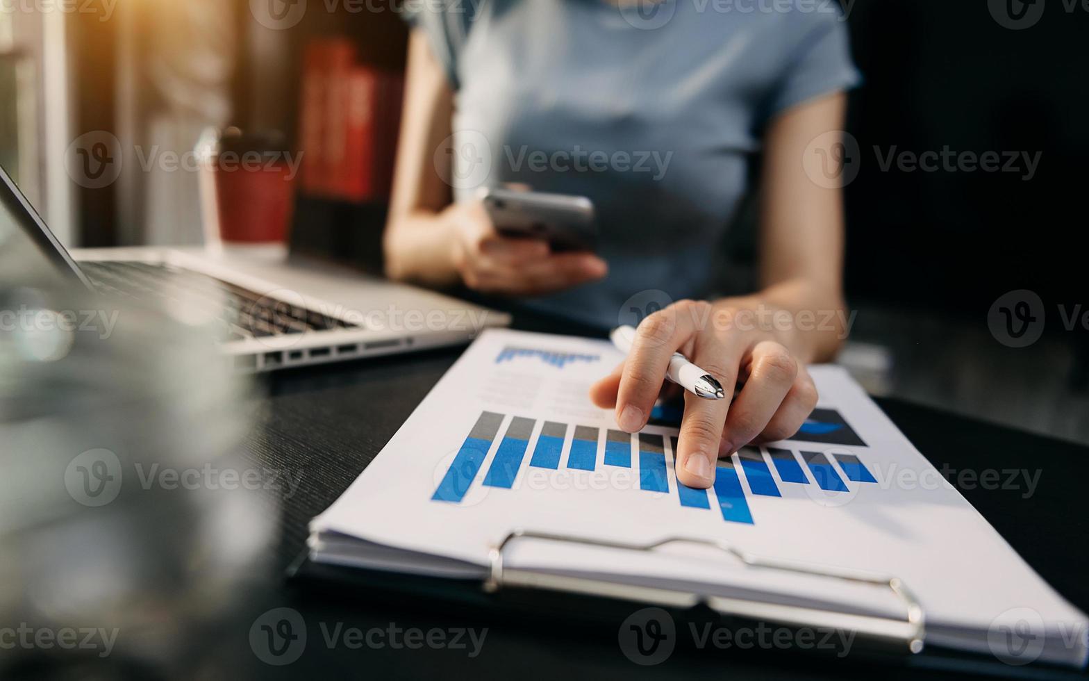 femmes d'affaires analysant le graphique d'investissement et discutant du plan dans la salle de bureau photo