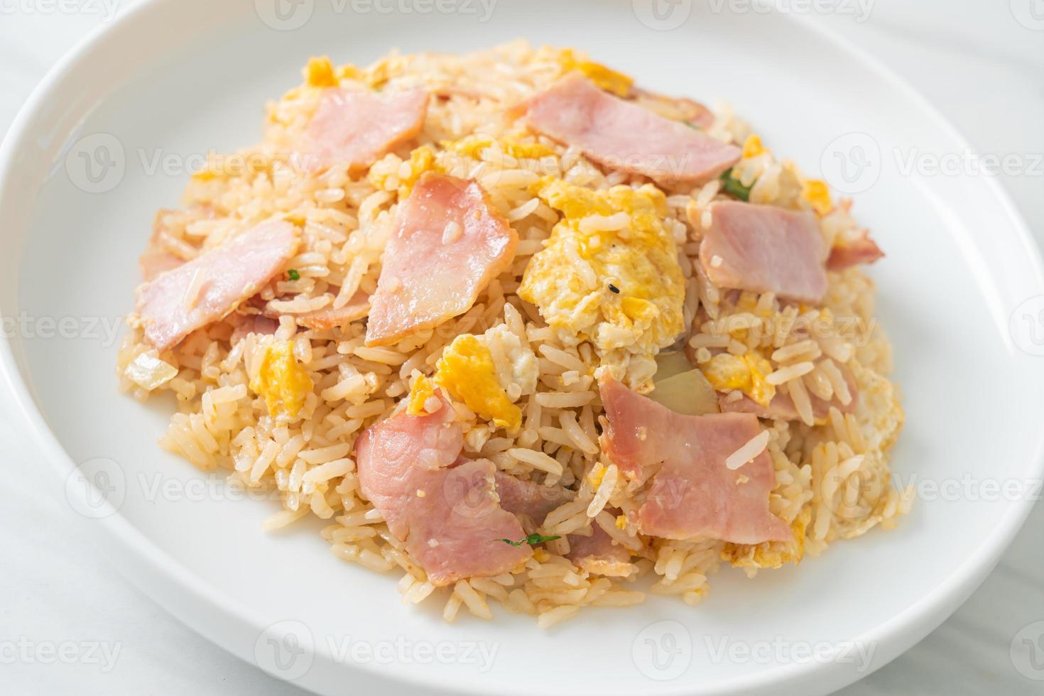 bacon jambon riz frit sur assiette photo