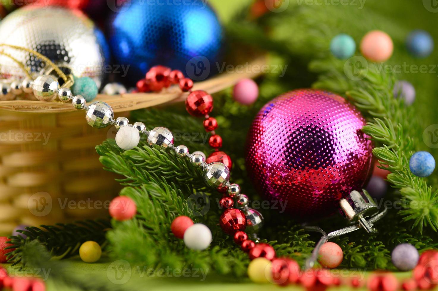 décoration de noël boule de noël et ornements avec la branche d'arbre de noël photo