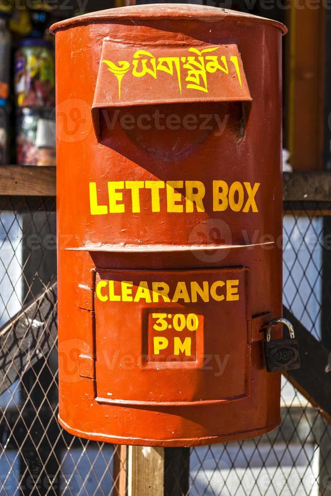 Boîte aux lettres bhoutanaise rouge au sud-est du Bhoutan, Asie photo