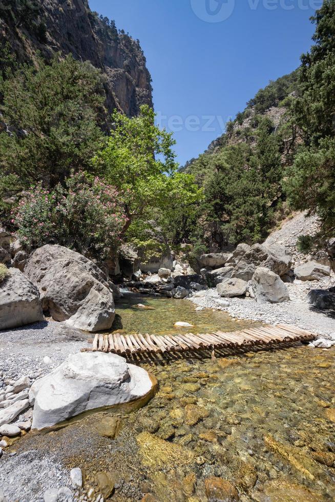 trekking dans les gorges de samaria sur l'île de crète, en grèce. photo