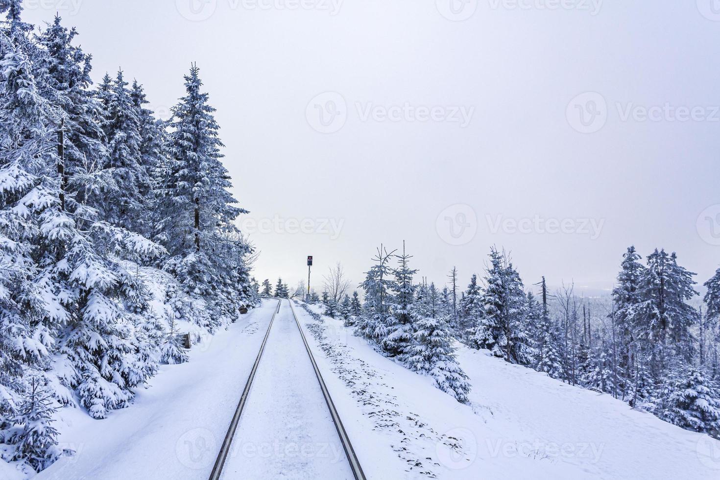 Chemin de fer de Brocken et neigé dans les arbres paysage Brocken Harz Allemagne photo