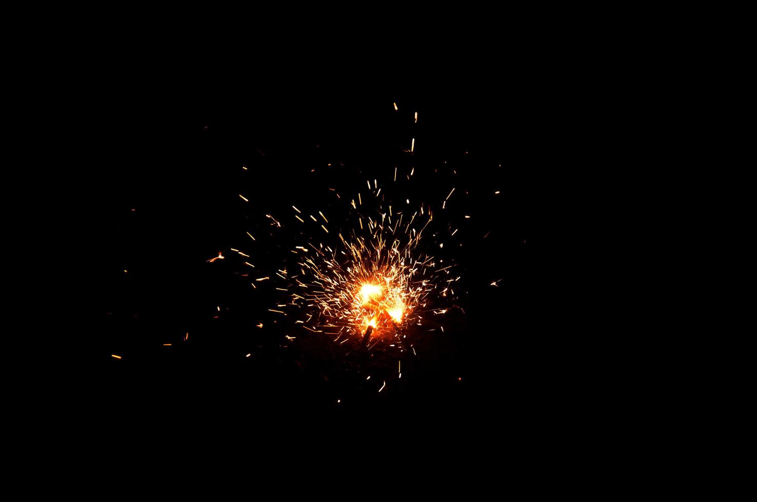 des feux d'artifice sont allumés pour accueillir la nouvelle année et le nouvel espoir photo