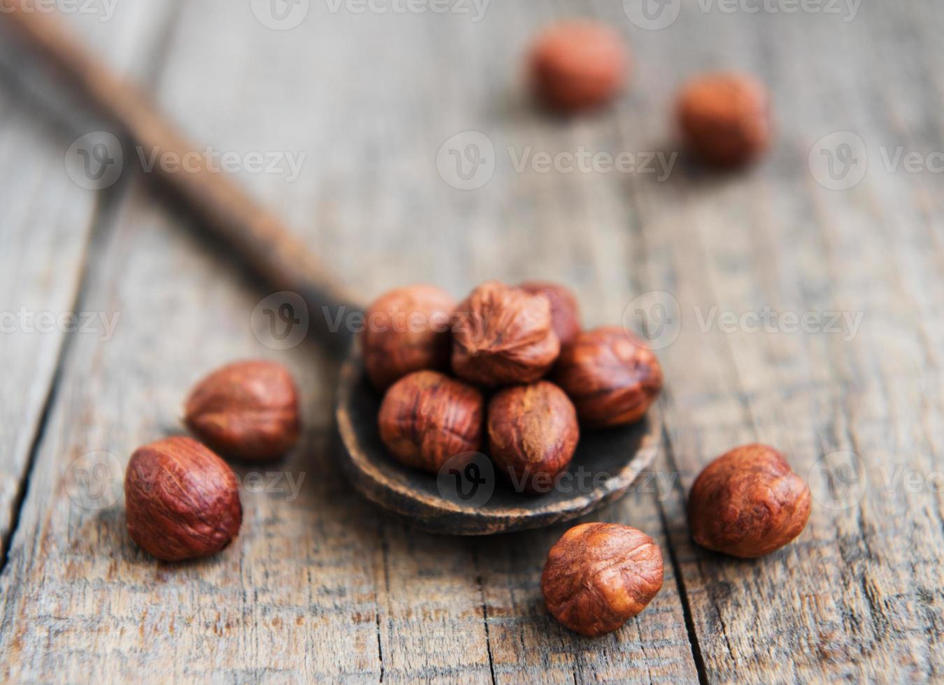 noisettes grillées sur une table photo