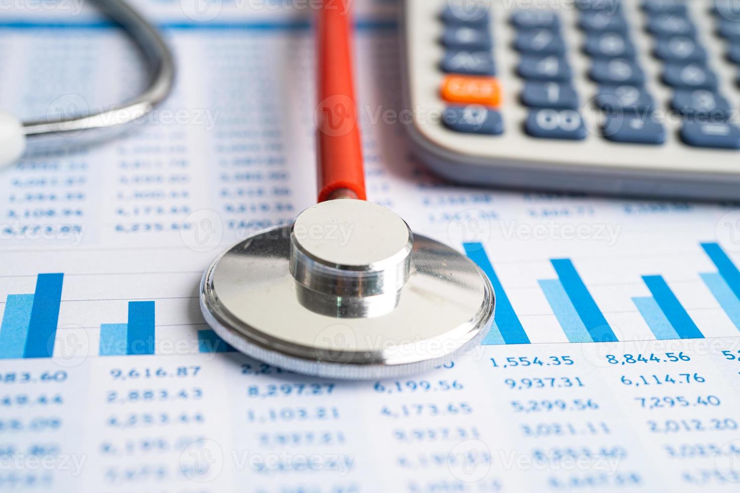 stéthoscope sur feuille de calcul, finance, compte, statistiques, investissement, feuille de calcul d'économie de données de recherche analytique et concept d'entreprise commerciale. photo