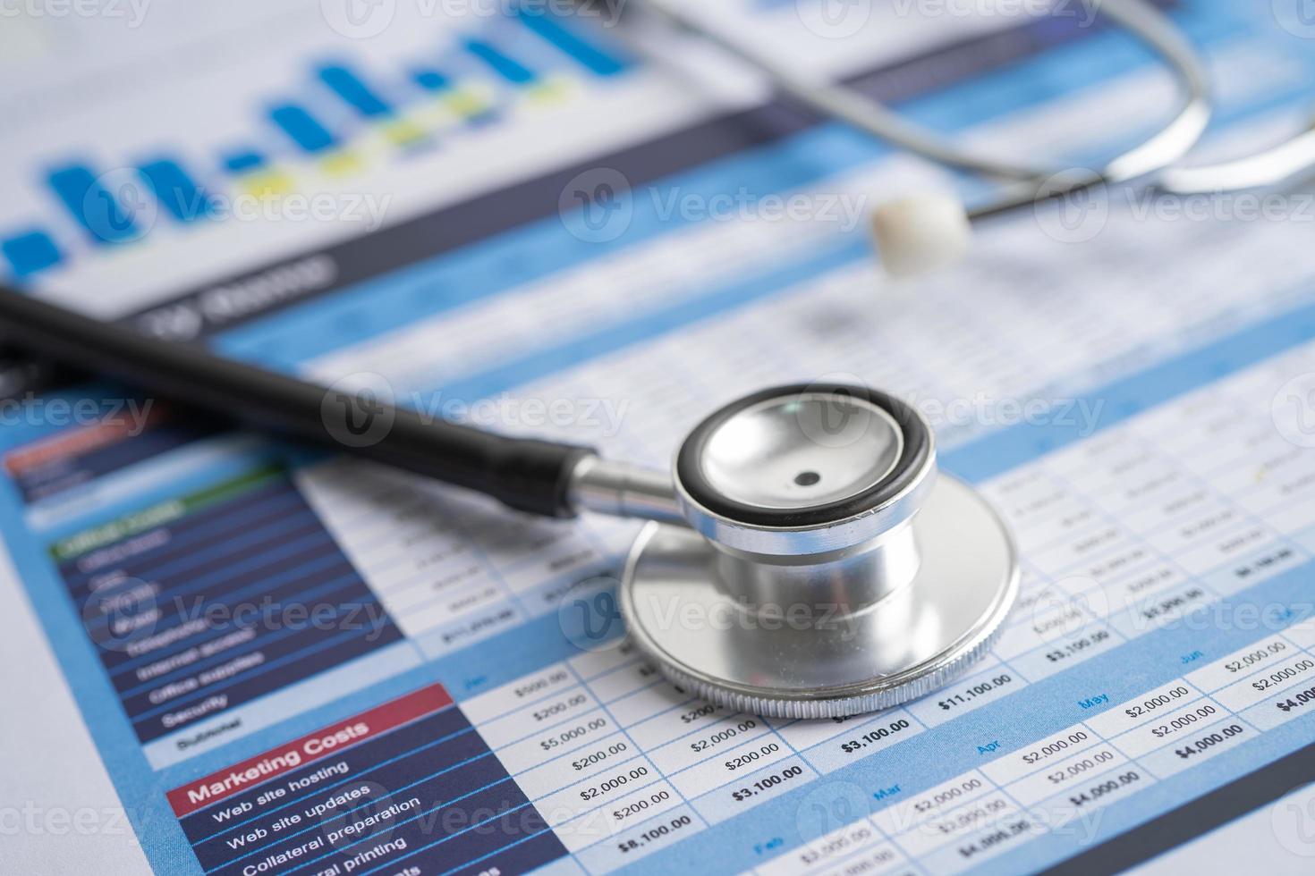 stéthoscope sur feuille de calcul, finance, compte, statistiques, investissement, feuille de calcul d'économie de données de recherche analytique et concept d'entreprise commerciale. photo