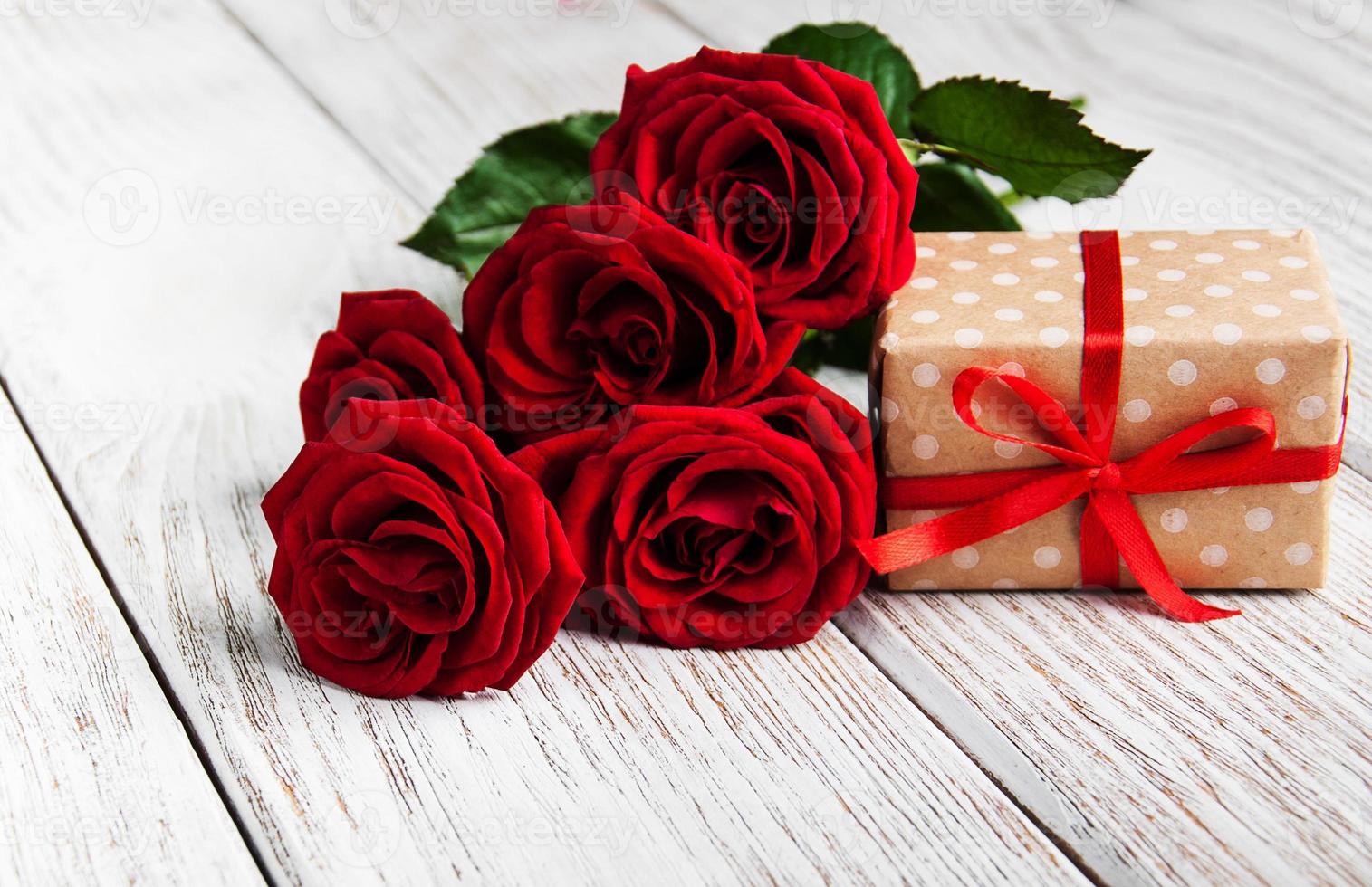 roses rouges et coffret cadeau photo