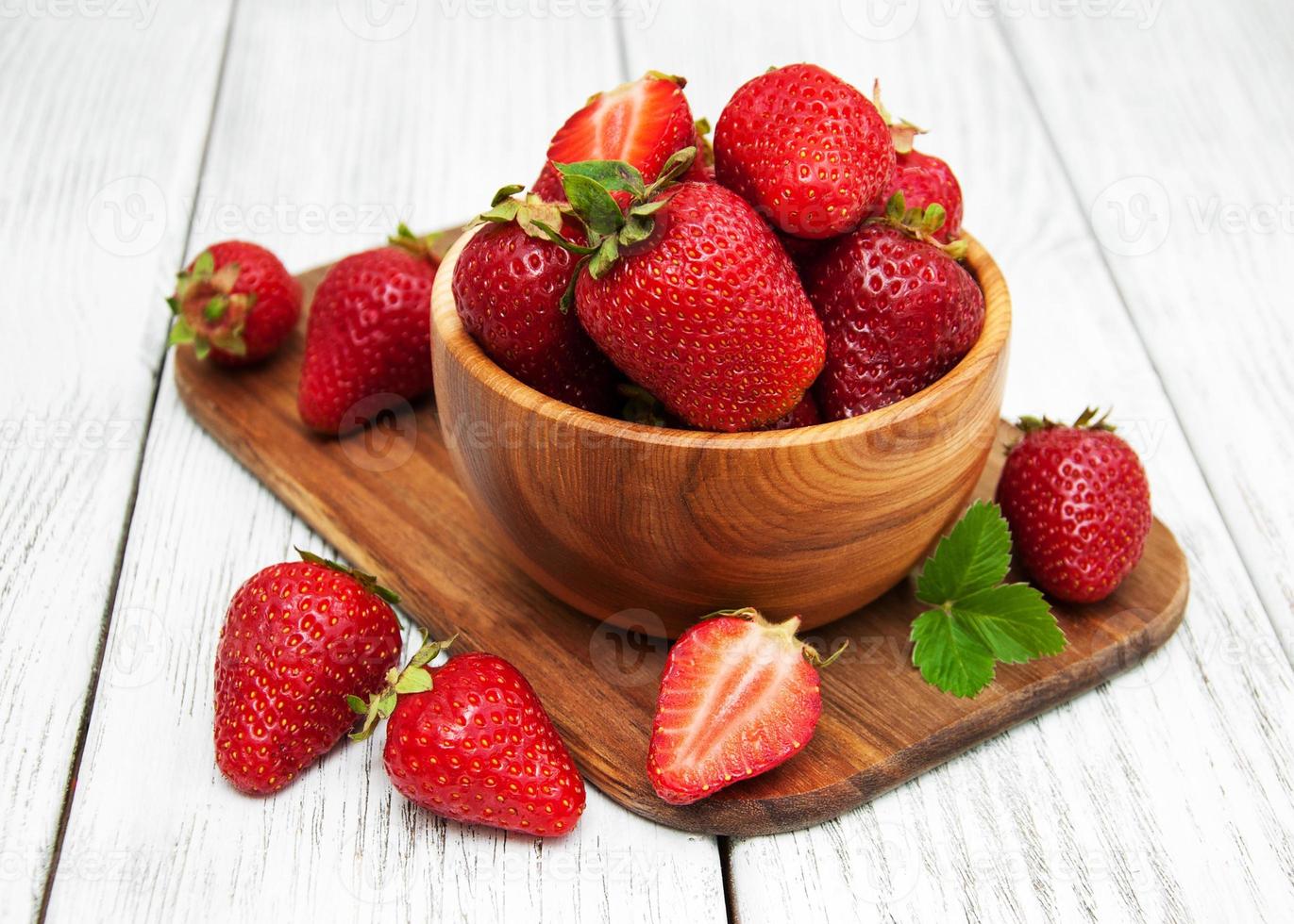 Fraises mûres sur table en bois photo