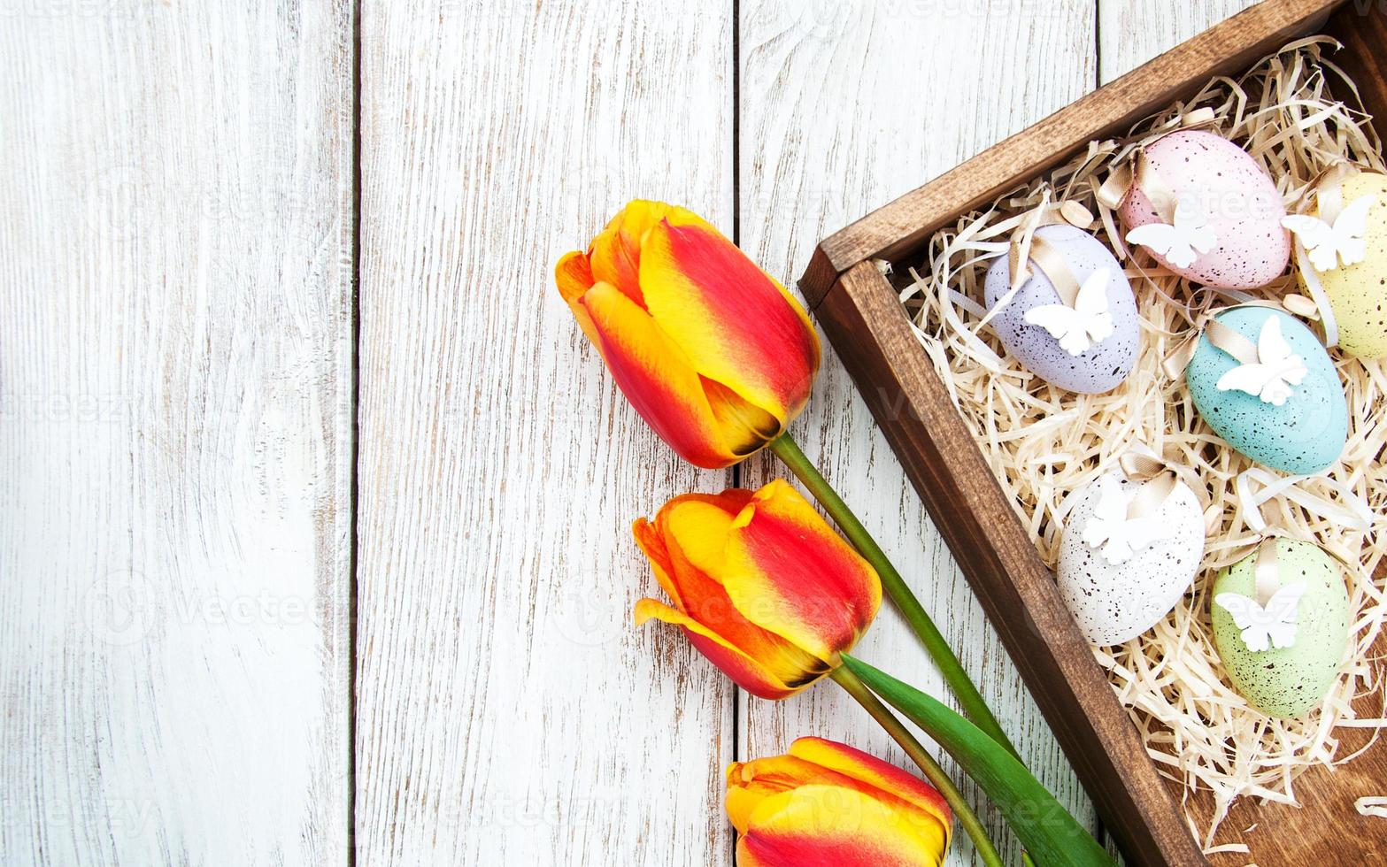 oeufs de pâques et tulipes photo