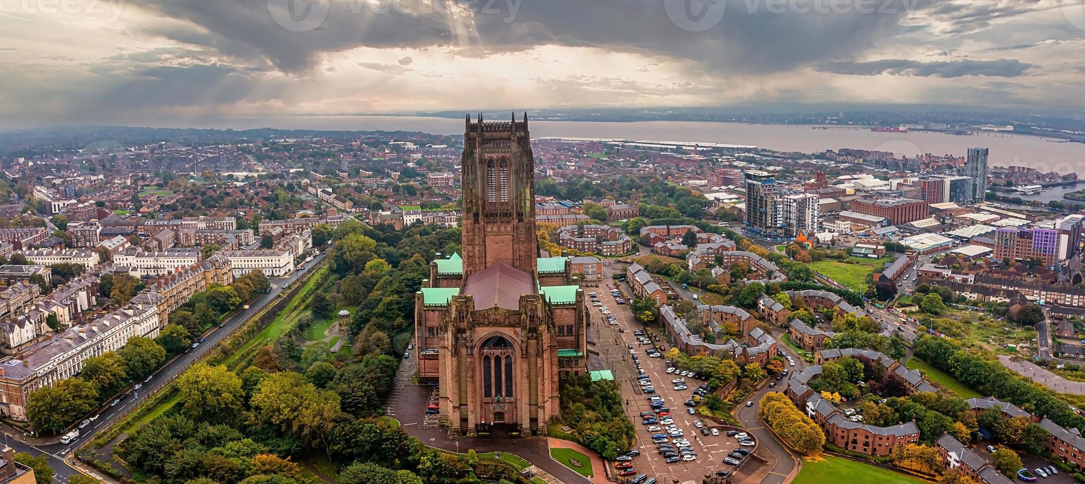 vue aérienne de la cathédrale principale de Liverpool au Royaume-Uni. photo