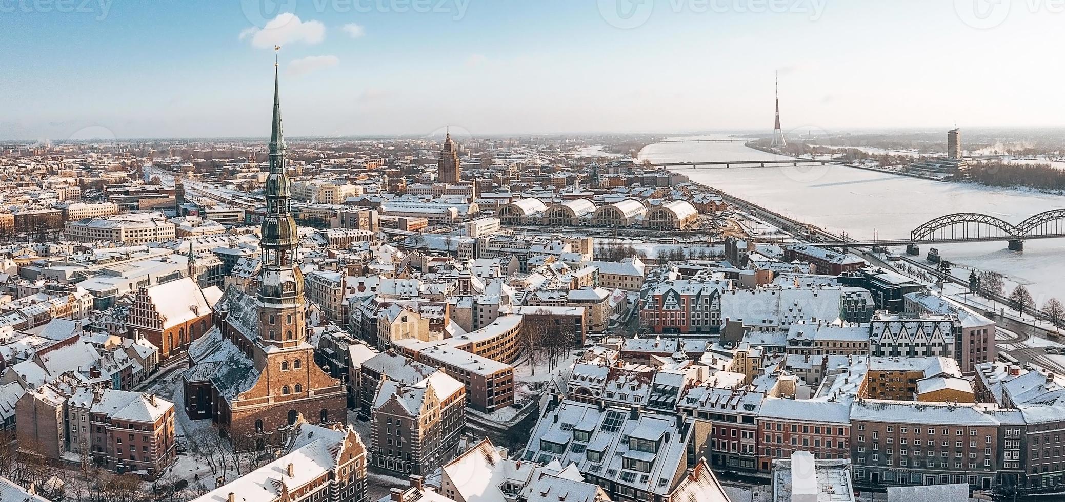 vue aérienne d'hiver de st. L'église Saint-Pierre à Riga, en Lettonie. journée d'hiver sur la vieille ville de riga, en lettonie. photo