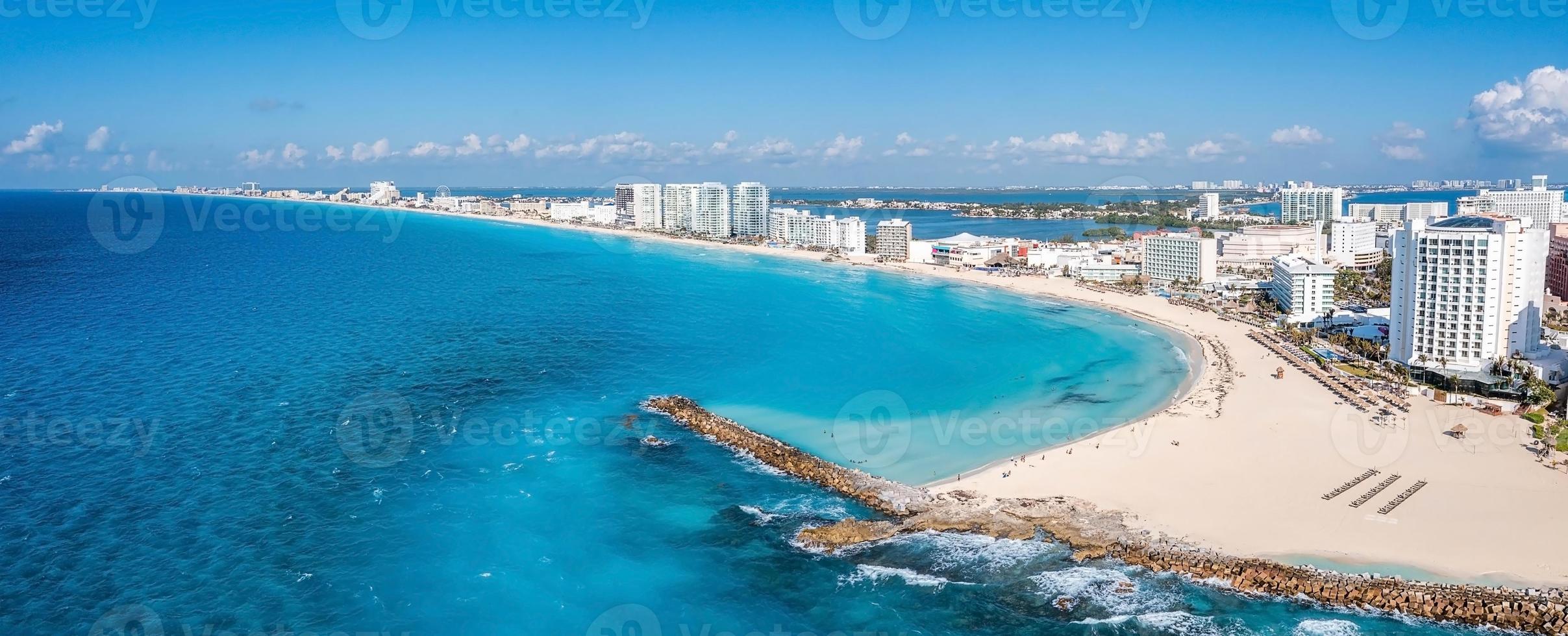 vue aérienne de la plage de punta norte, cancun, mexique. photo