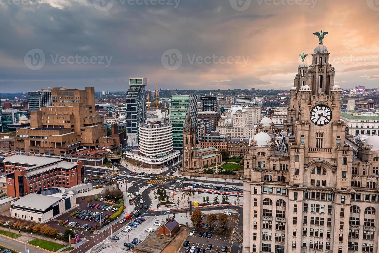 gros plan aérien de la tour du bâtiment royal du foie à Liverpool photo