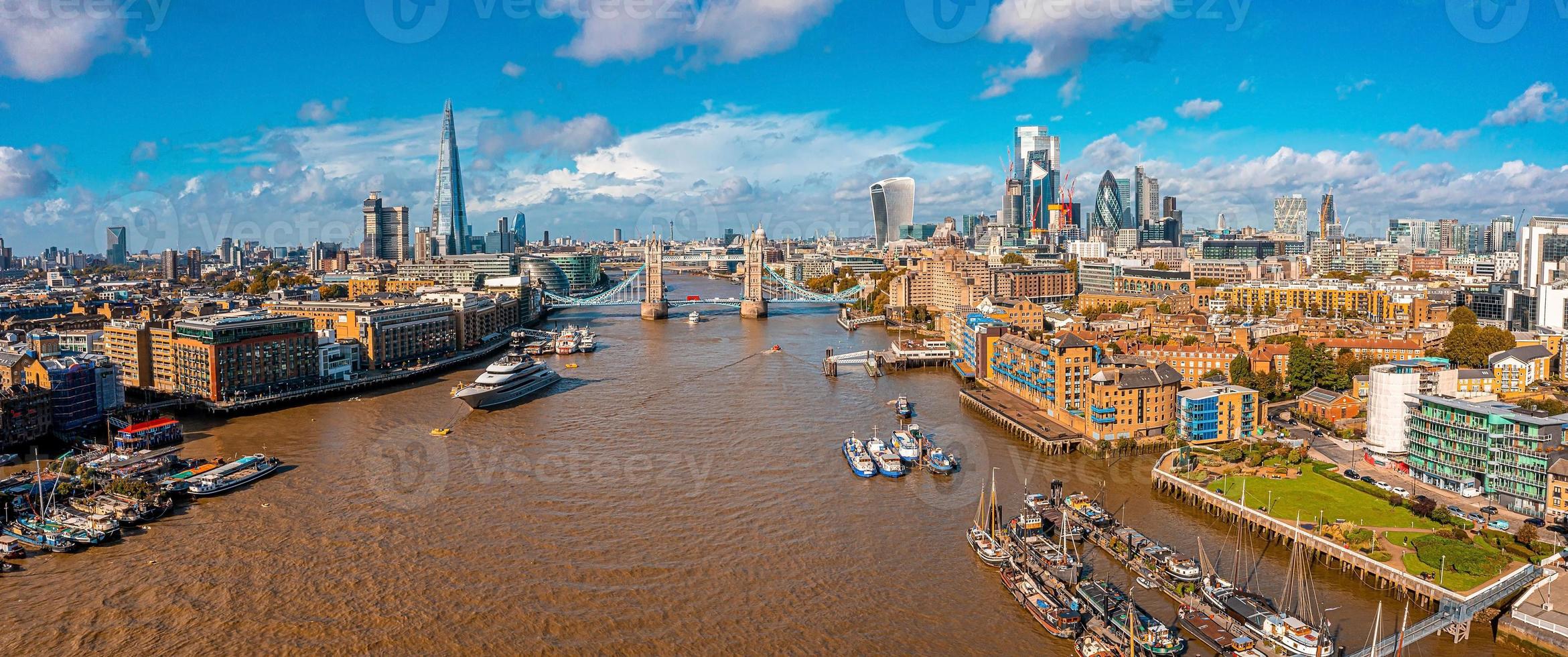 Vue panoramique aérienne de la ville sur le London Tower Bridge photo