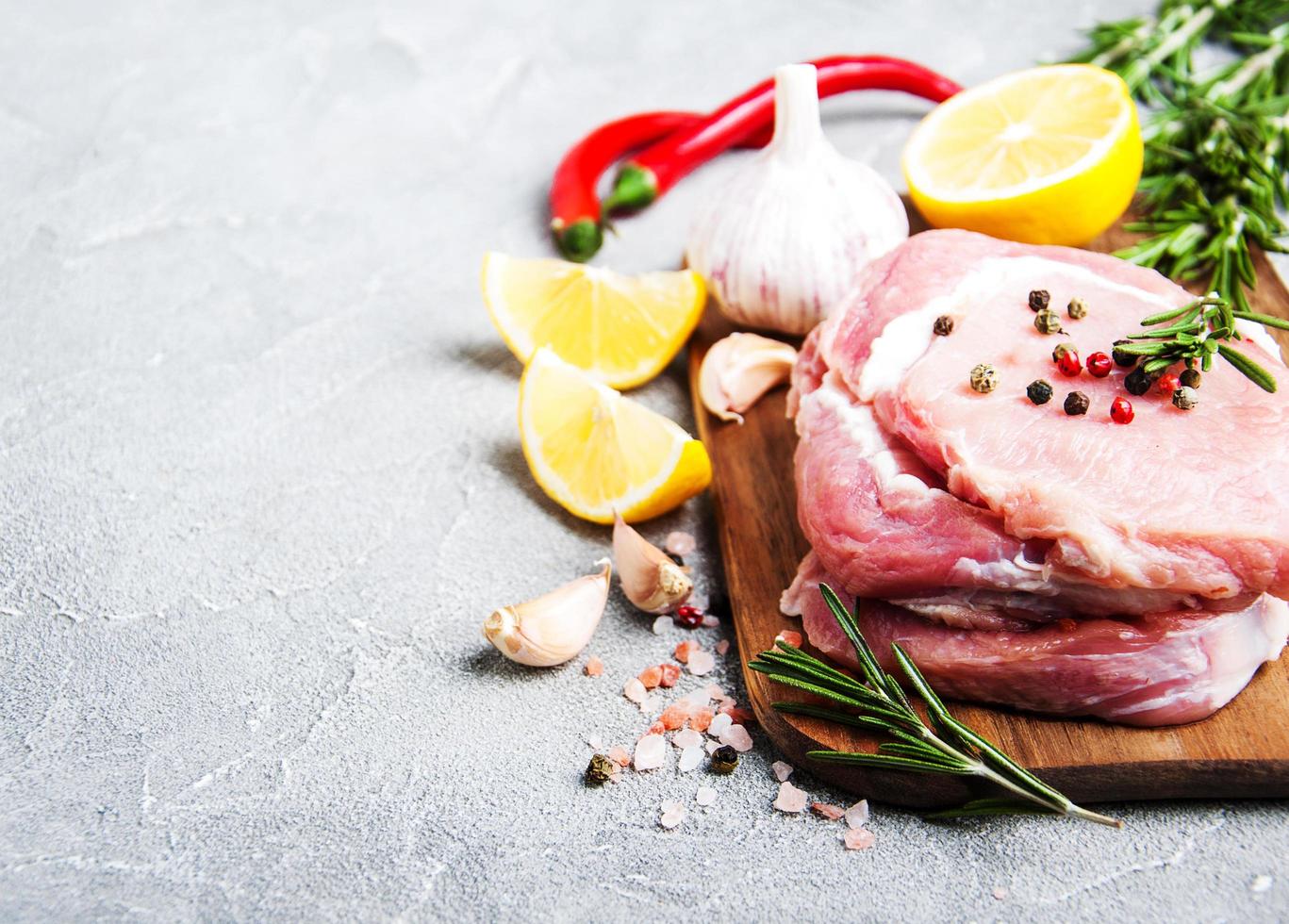 côtelettes de porc crues fraîches aux épices et herbes photo