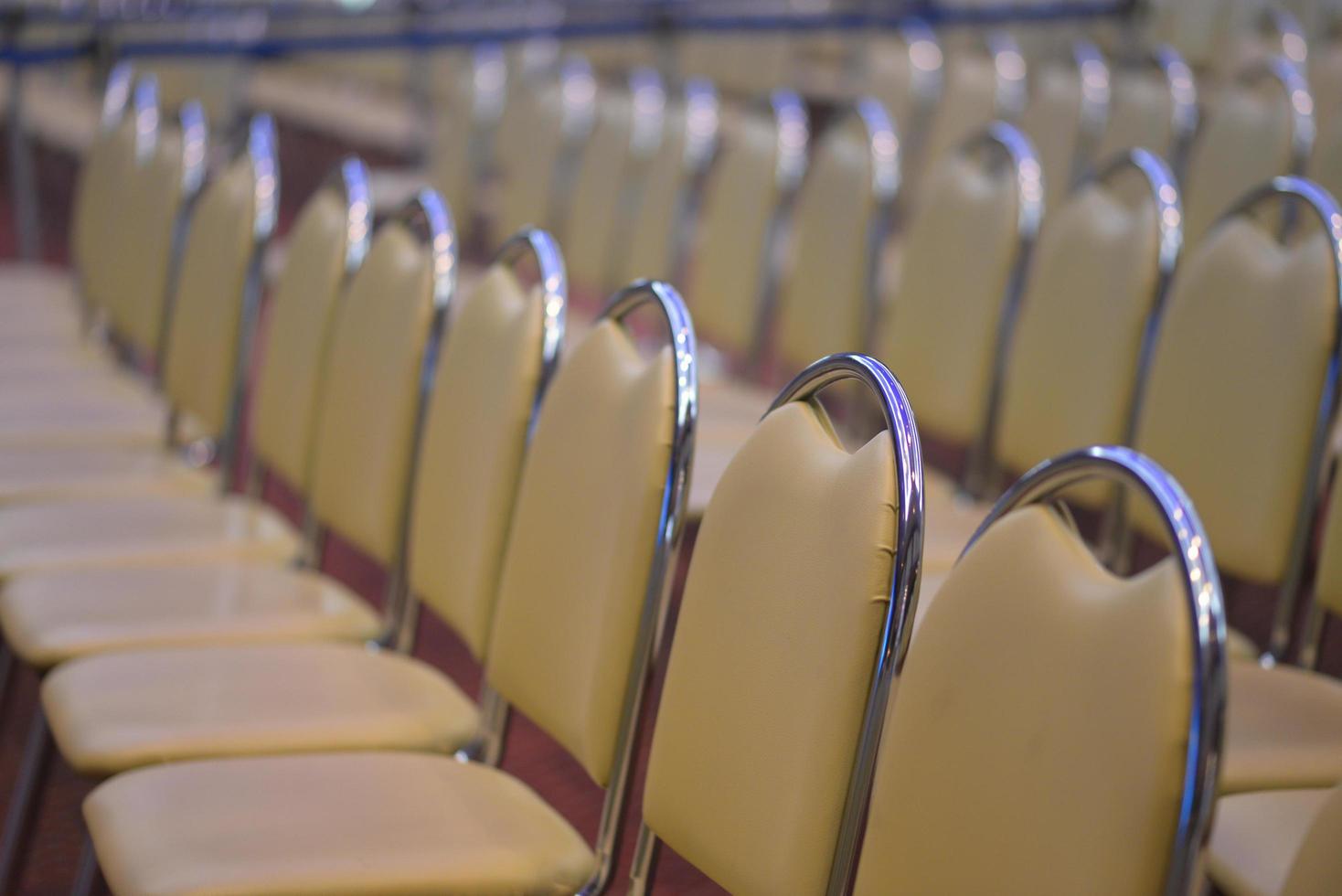 rangée de chaises dans la salle de réunion conférence photo