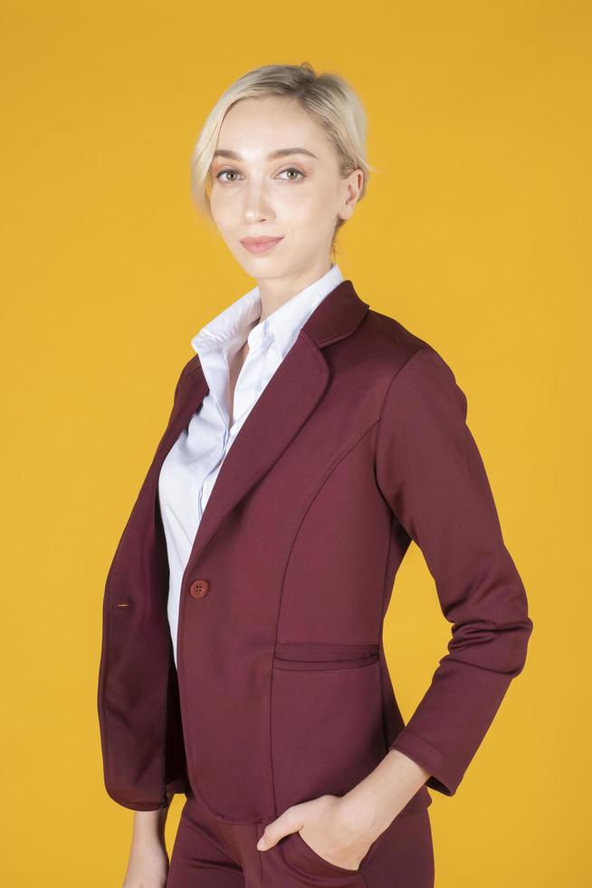 Portrait de femme d'affaires caucasienne de confiance sur fond jaune photo