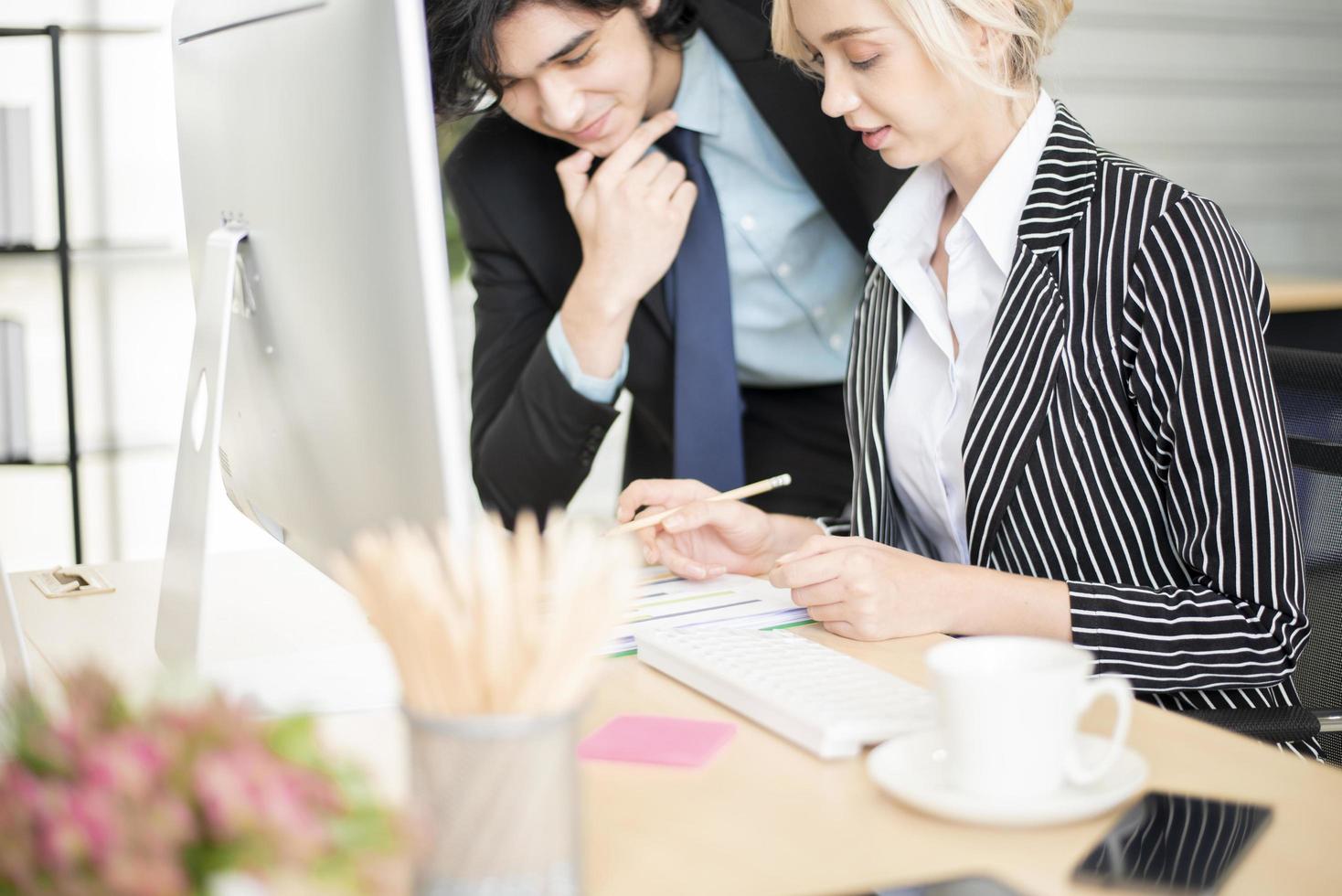 les gens d'affaires analysent le rapport financier photo