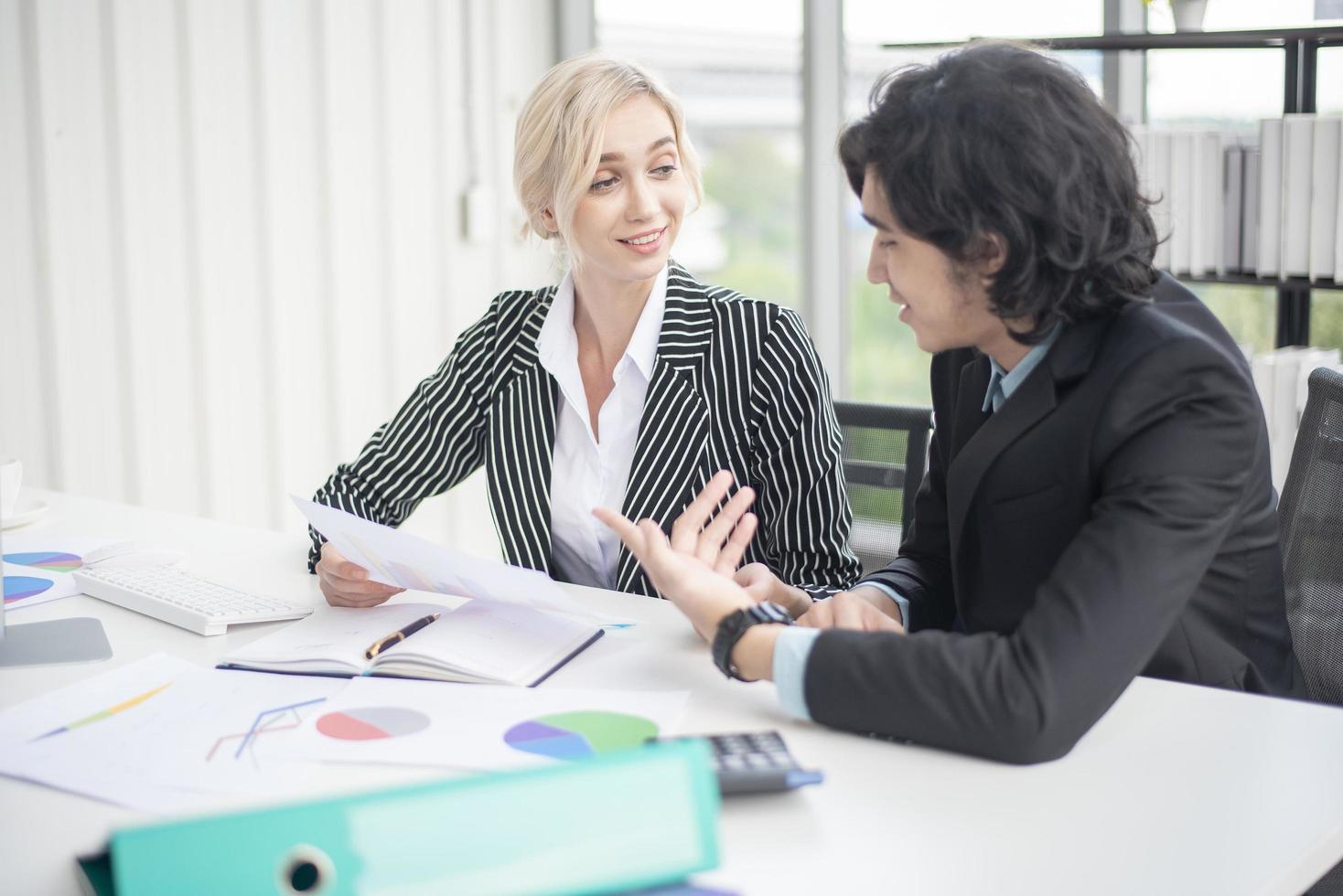 les gens d'affaires analysent le rapport financier photo