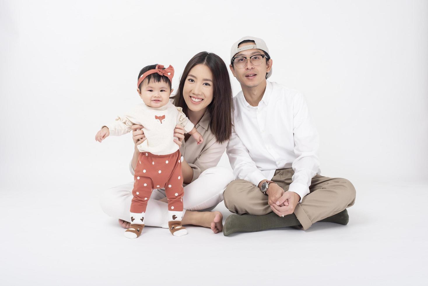 famille asiatique heureuse sur fond blanc photo